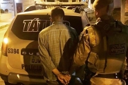 Homem � preso ap�s assaltar e amea�ar com faca estudante no Centro de Gaspar