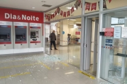 Bandidos armados invadem Bradesco de Blumenau, abandonam carro em Gaspar e fogem em dire��o a Ilhota