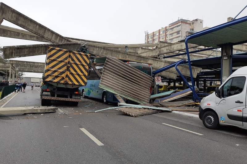 Caminh�o derruba estrutura do Terminal Urbano de Florian�polis