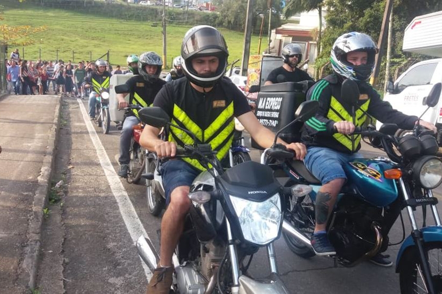 'Amigos da moto' fazem homenagem durante enterro de motociclista em Gaspar