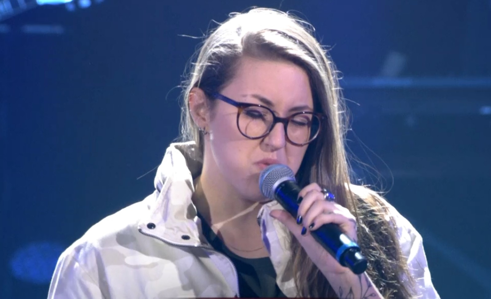 Novamente aprovada, gasparense Luana Berti segue no The Voice Brasil
