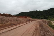 Empresa é notificada pela Prefeitura de Gaspar após aterro em terreno particular deixar rua intransitável