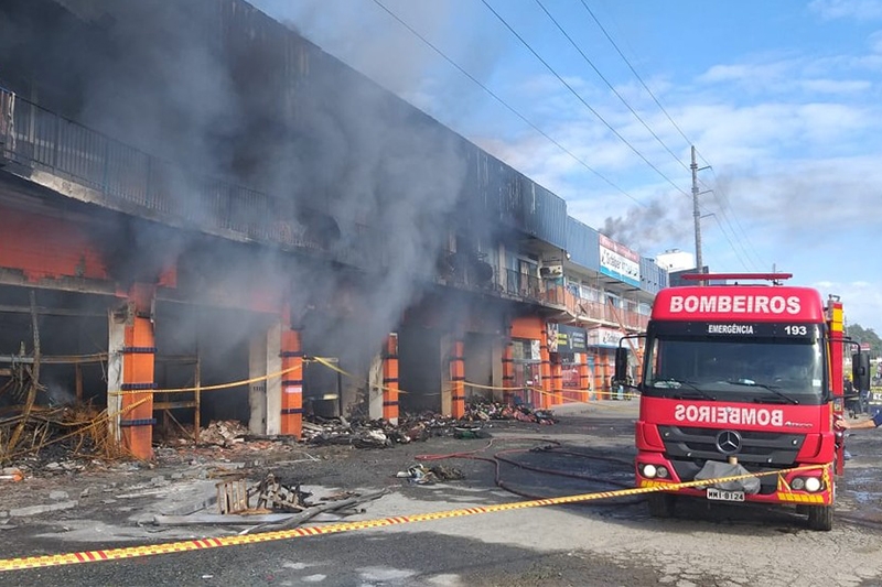 Empresas e apartamentos pegam fogo �s margens da BR-101 em Cambori�