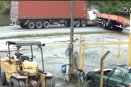 Vídeo mostra acidente entre dois caminhões na BR-470, em Blumenau