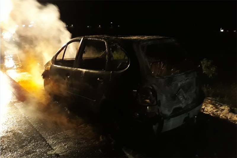 Carro fica completamente destru�do em inc�ndio na BR-470, em Ilhota