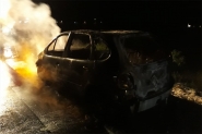 Carro fica completamente destruído em incêndio na BR-470, em Ilhota
