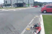 Pe�as de ve�culo envolvido em acidente ficam jogadas no trevo da Parolli, em Gaspar 