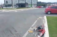 Ditran de Gaspar tira pe�as de ve�culo envolvido em acidente do trevo da Parolli