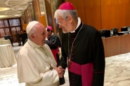 Gasparense Dom Evaristo Spengler encontra Papa Francisco durante S�nodo da Amaz�nia