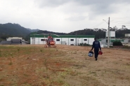 Homem escorrega de telhado e cai de altura de cinco metros no bairro Barrac�o, em Gaspar