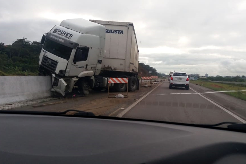 Carreta colide contra mureta na BR-470, entre Gaspar e Ilhota