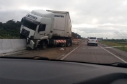 Carreta colide contra mureta na BR-470, entre Gaspar e Ilhota