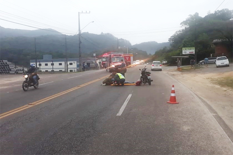 Acidente entre moto e bicicleta deixa duas pessoas feridas na rodovia Ivo Silveira, em Gaspar