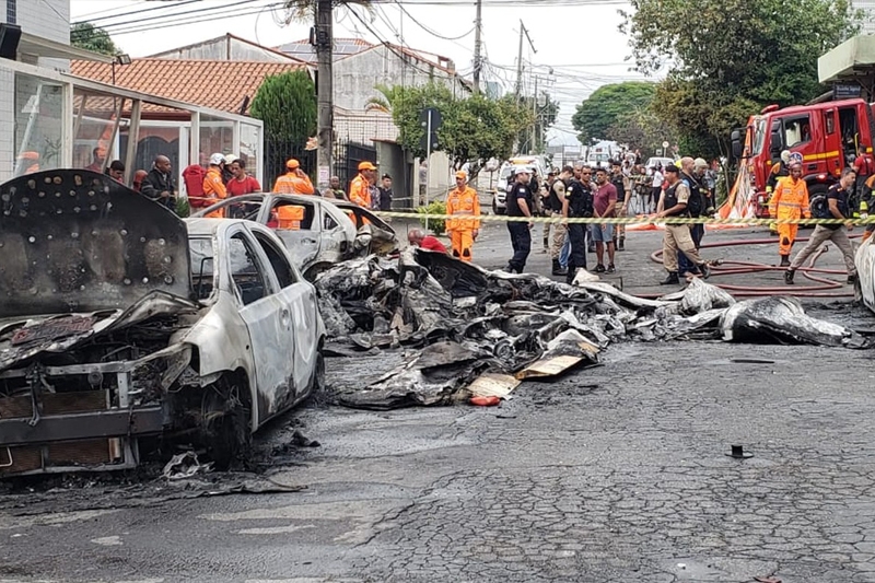 Tr�s pessoas morrem ap�s queda de avi�o em bairro residencial de Belo Horizonte