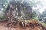 Pedra de 500 toneladas pode cair em cima de casas no bairro Arraial, em Gaspar