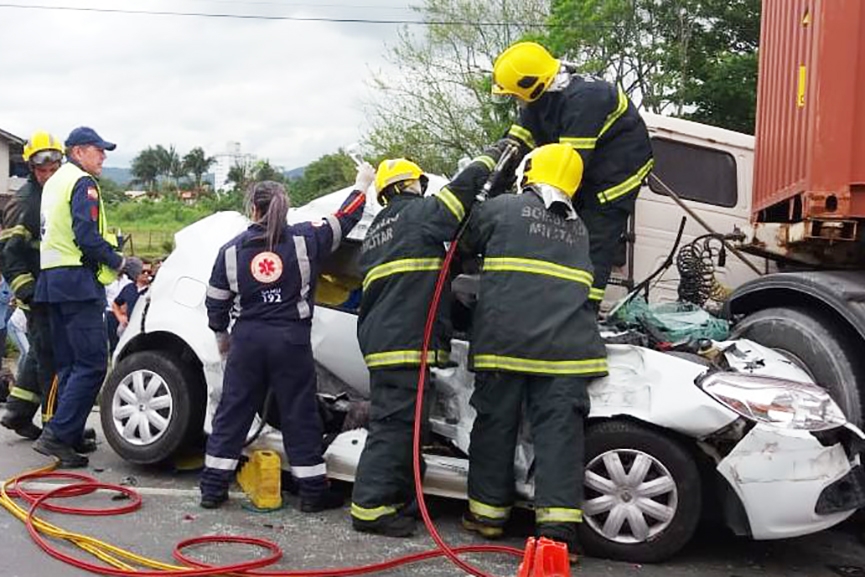 Carro é prensado entre dois caminhões em grave acidente na BR-470, em Gaspar