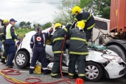 Carro � prensado entre dois caminh�es em grave acidente na BR-470, em Gaspar