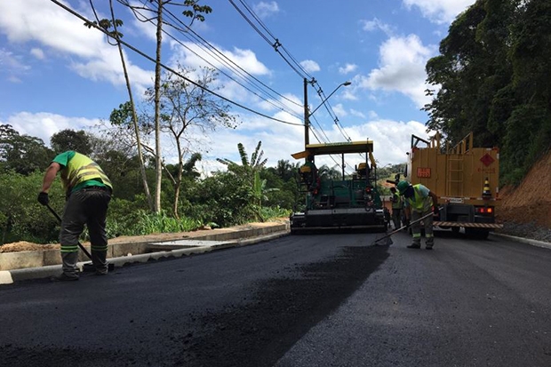 Asfalto começa ser colocado na rua Bonifácio Haendchen, no Belchior