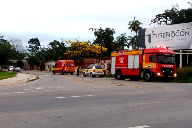 Acidente entre carro e moto deixa duas pessoas feridas no bairro Poço Grande
