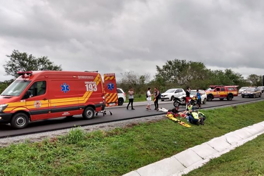 Queda de moto deixa duas pessoas machucadas na BR-470, entre Gaspar e Ilhota