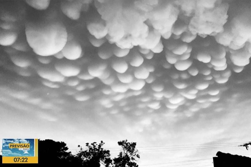 Nuvens raras em formato de bolhas chamam atenção na região Oeste