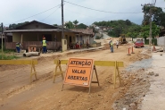 Obra em ritmo lento prejudica comércio na rua Frei Solano
