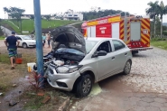 Princípio de incêndio atinge carro após colisão conta placa de sinalização no bairro Gaspar Grande