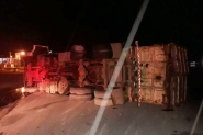 Caminh�o capota na BR-470, em Gaspar