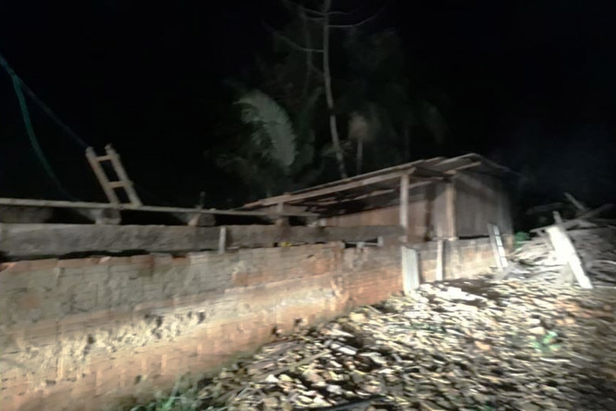 Queda de vela causa incêndio em residência no bairro Gasparinho, em Gaspar