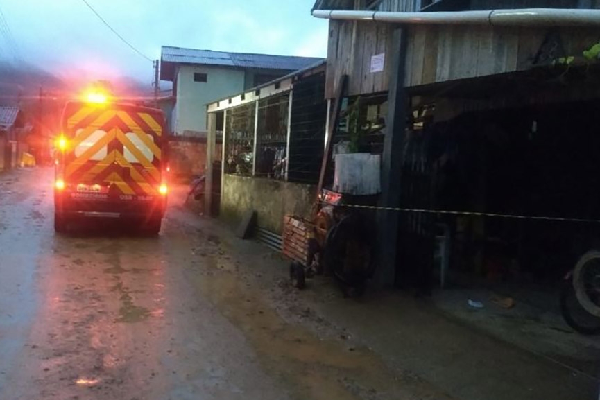 Jovem de 28 anos morre após ser atingido por dois tiros na cabeça, em Ilhota