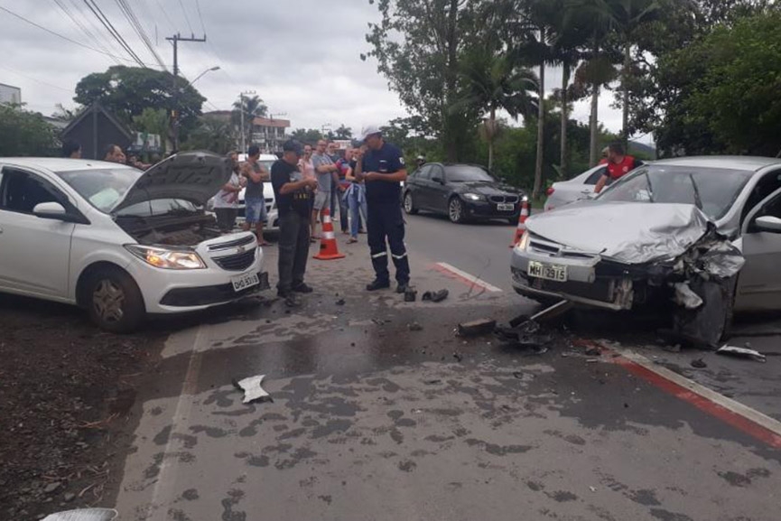 Colisão frontal deixa um ferido no bairro Coloninha, em Gaspar