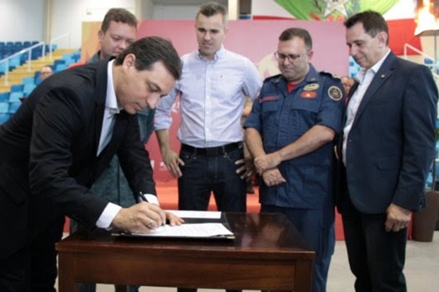 Governador assina decreto que desburocratiza alvar�s para empresas 