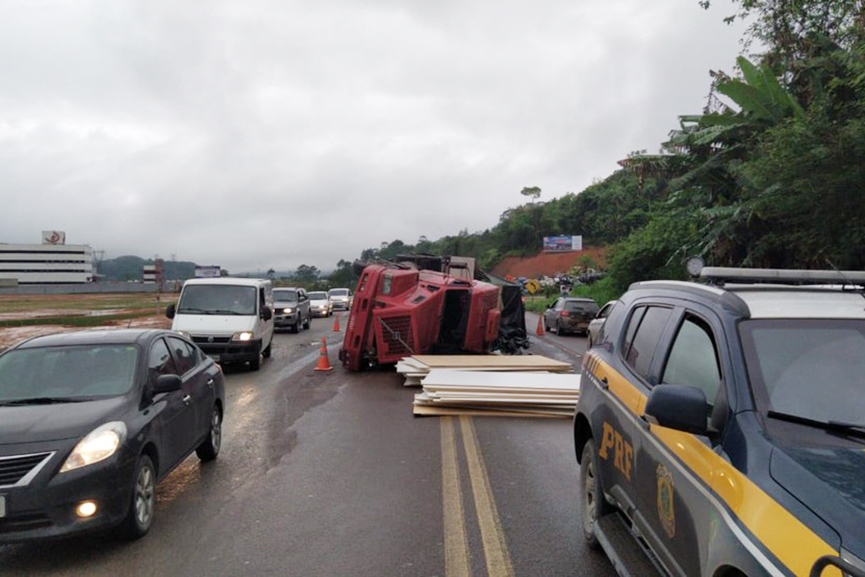 Caminh�o carregado de madeira tomba na BR-470, em Gaspar