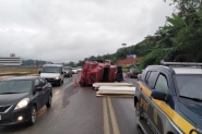 Caminh�o carregado de madeira tomba na BR-470, em Gaspar