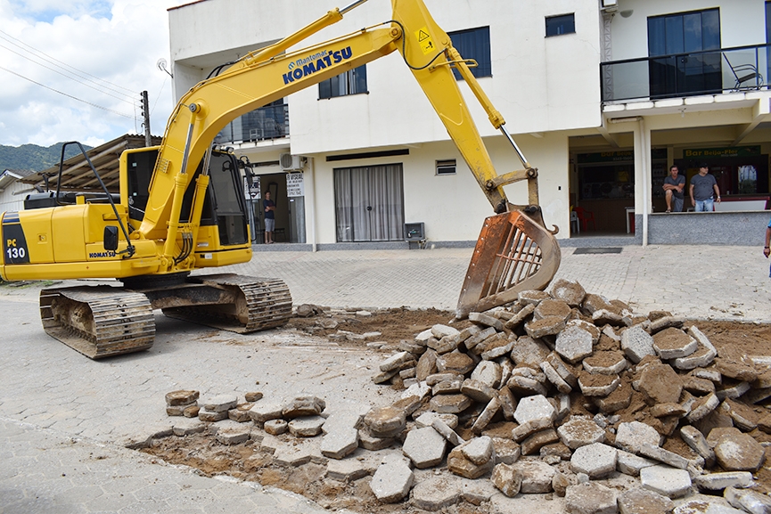 Prefeitura de Ilhota come�a pavimenta��o em duas ruas do Centro