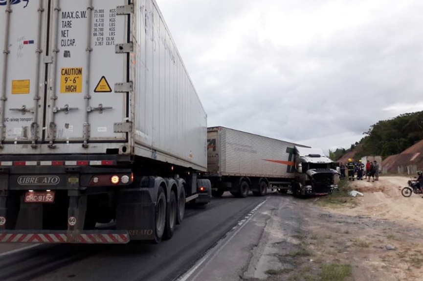 Carretas colidem na BR-470, em Gaspar