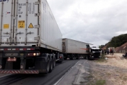Carretas colidem na BR-470, em Gaspar