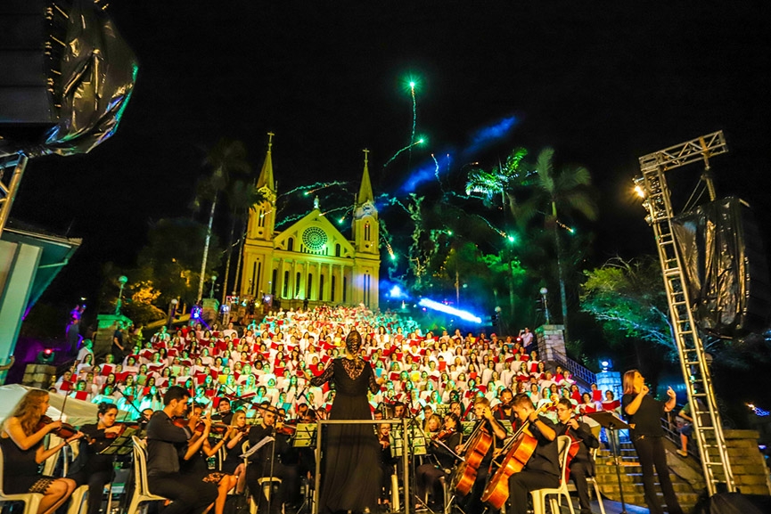 Programa��o especial do Natal de Gaspar inicia com show na escadaria da Igreja Matriz