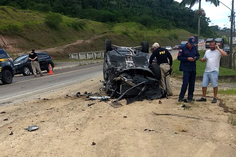 Colis�o entre carreta e carro resulta em danos materiais na BR-470, em Gaspar