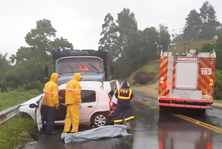 Mulher morre em grave acidente entre carro e caminh�o na BR-470, em Rio do Sul