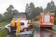 Mulher morre em grave acidente entre carro e caminhão na BR-470, em Rio do Sul