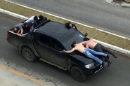 Bandidos assaltam bancos em Vidal Ramos e fogem com reféns em capô de carro