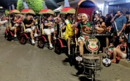 Comunidade lota Centro de Gaspar para desfile e chegada do Papai Noel