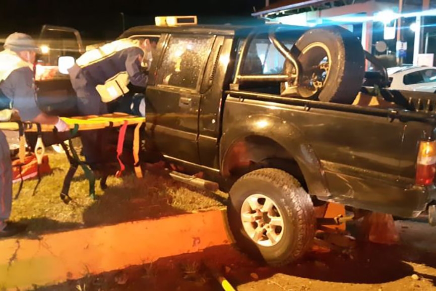 Motorista perde controle de carro e sobe em ilha de segurança no bairro Bela Vista, em Gaspar