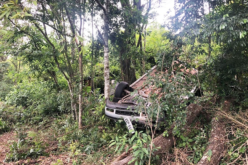 Quatro pessoas morrem ap�s carro cair em ribanceira no Oeste de SC