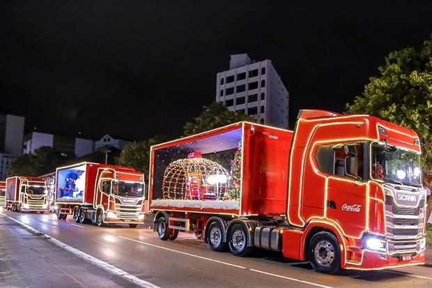 Caravana de Natal da Coca-Cola passa por Itajaí, BC e Camboriú nesta terça