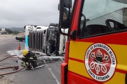 Caminhão tomba e motorista fica ferido na BR-470, em Gaspar