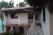 Grande inc�ndio destr�i duas casas no Centro de Gaspar