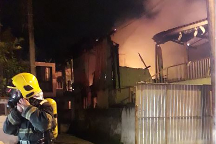 Casa � destru�da por inc�ndio no bairro Coloninha, em Gaspar