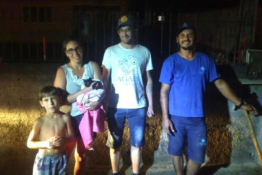 Agapa, bombeiros e Samae salvam filhote de gato preso em bueiro em Gaspar